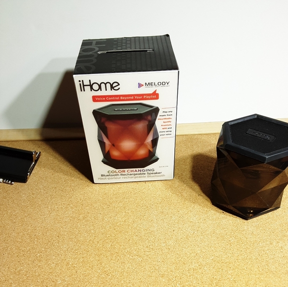 IHome color changing speaker & selfie stick - Picture 5 of 5